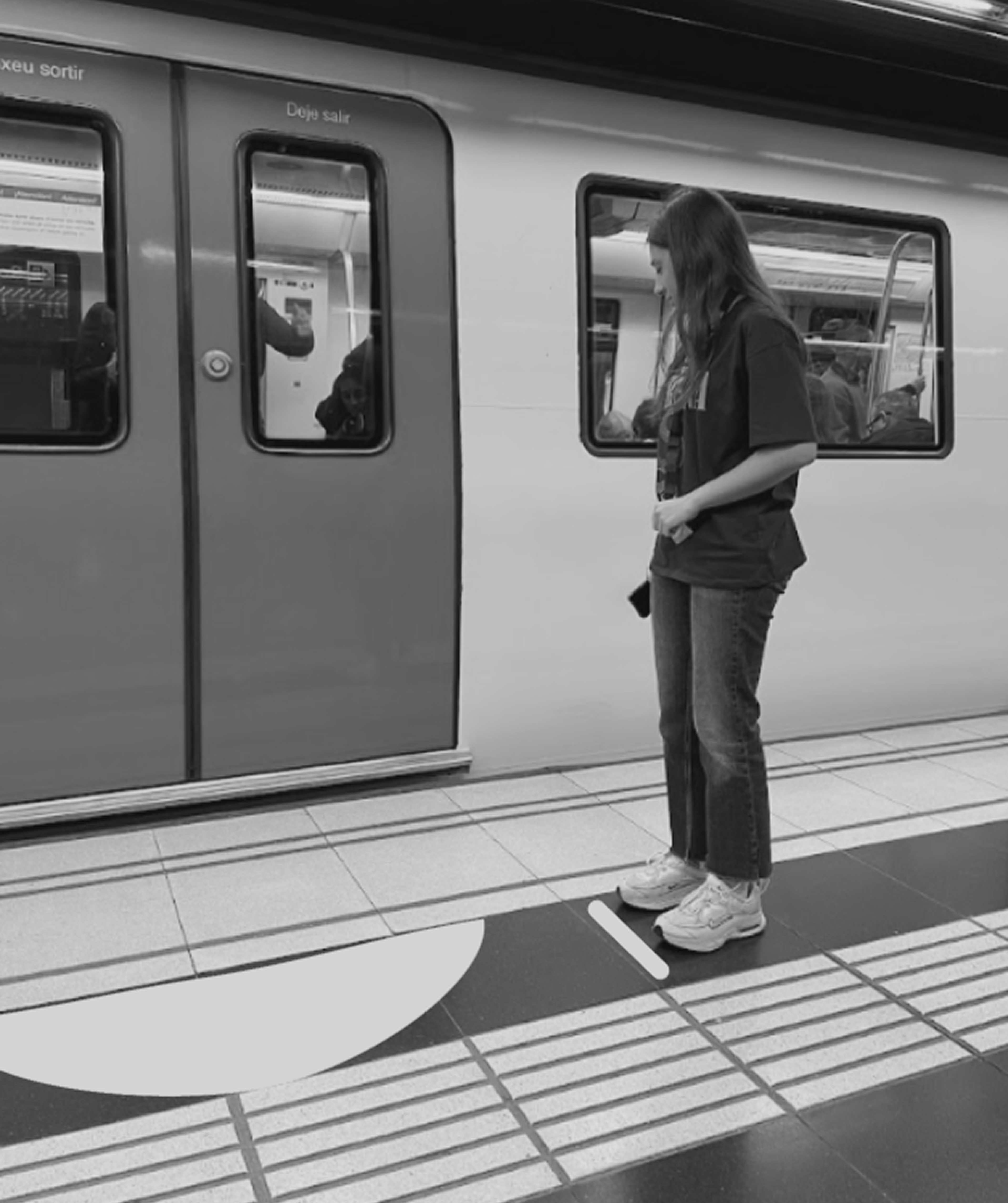 Enhancing User Experience in the Barcelona Metro: Signage and Real-Time Data Analysis